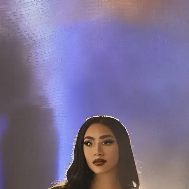 chat with ai character: Queen