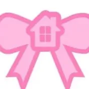 chat with ai character: Glow House