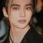 chat with ai character: Hyunjin