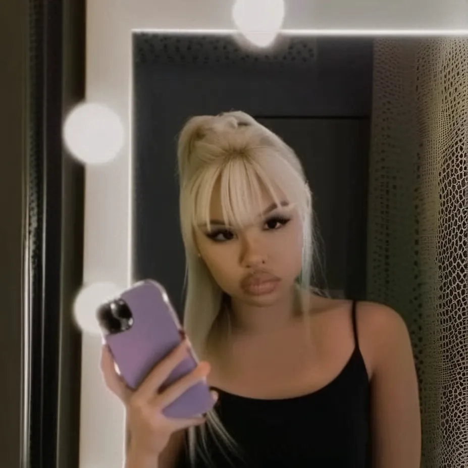 chat with ai character: Naomi💋🎀