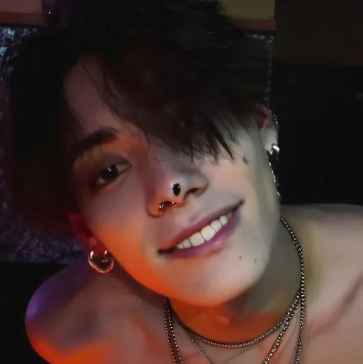 chat with ai character: Riley