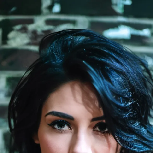 chat with ai character: Leonie