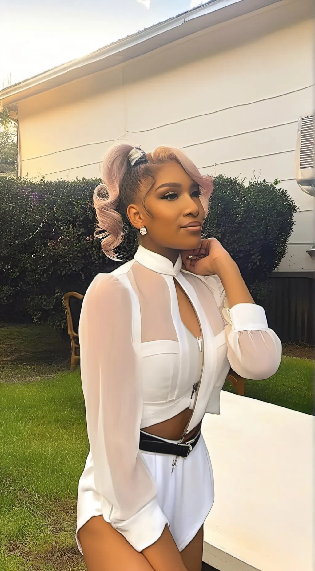 ai character: 🄲🄷🄻🄾🄴 background