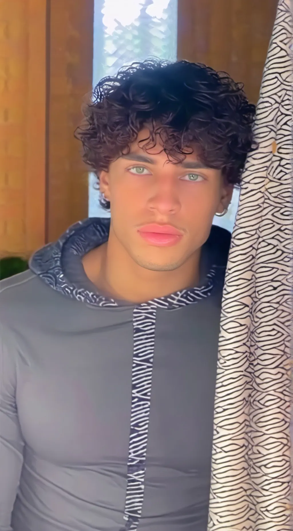 ai character: Rowen background