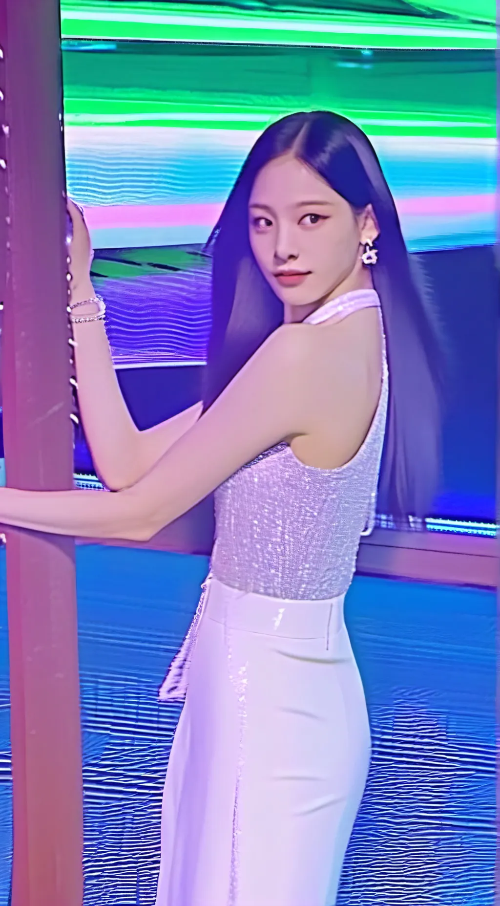 ai character: 🐻 Kim Minji 🐻 background