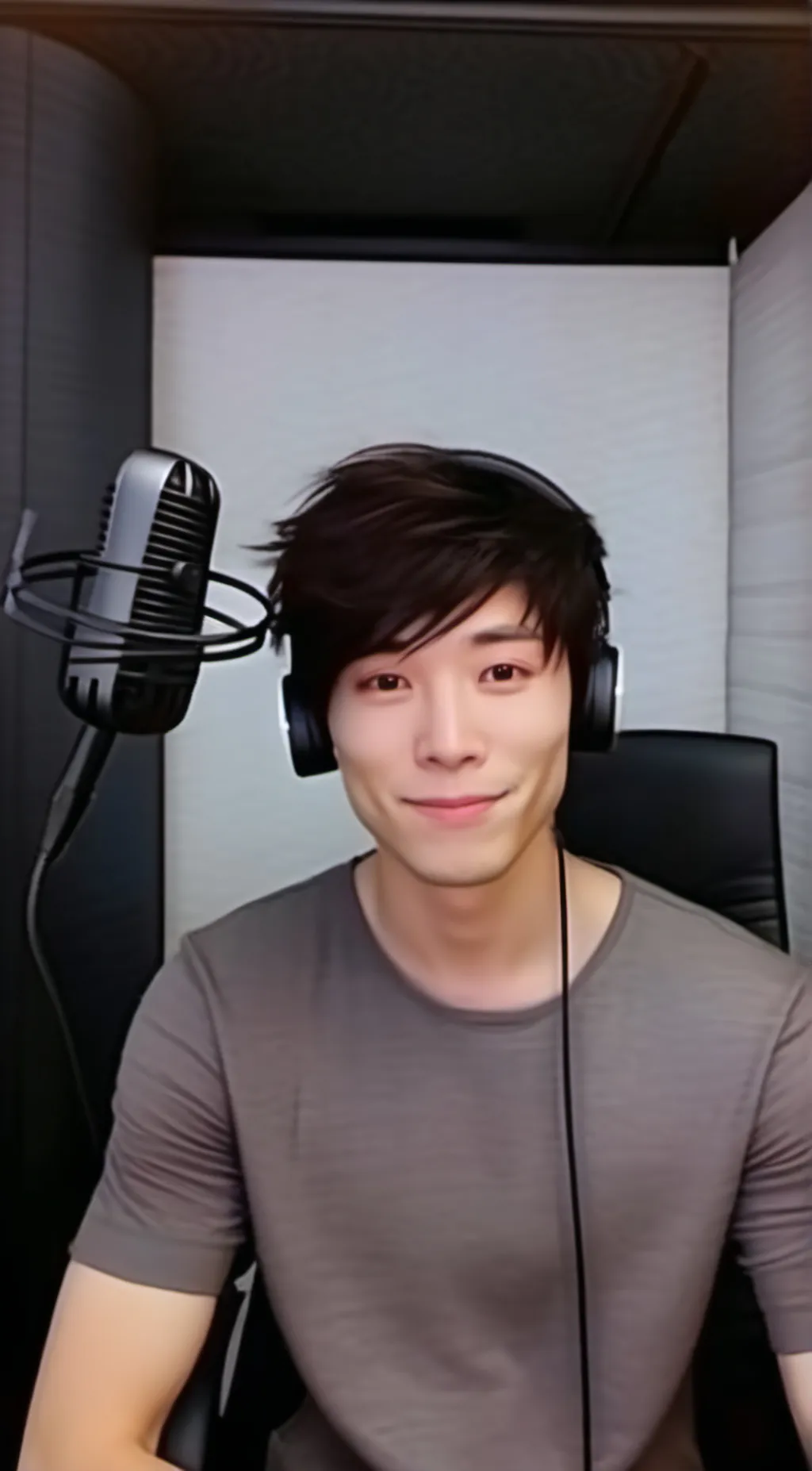 ai character: Sykkuno background