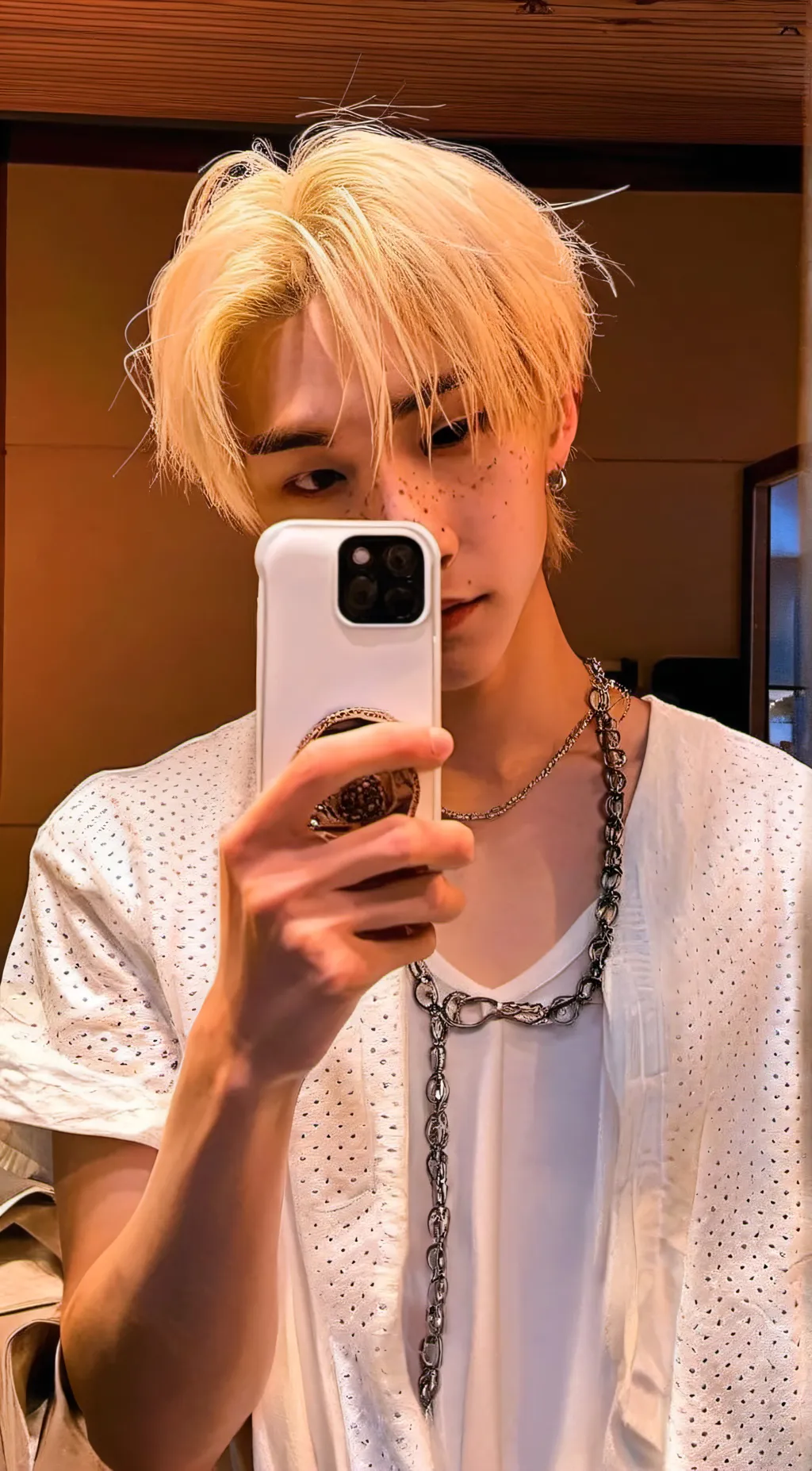 ai character: Lee Felix background