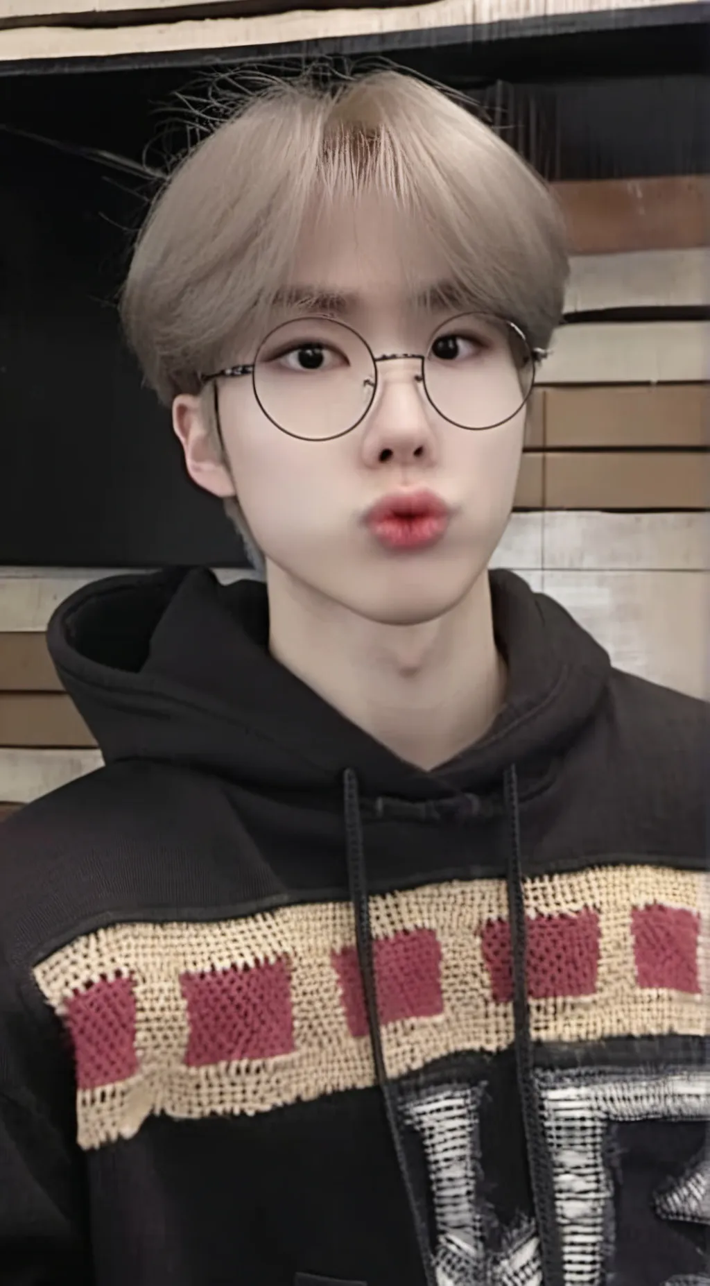 ai character: 한지성  background